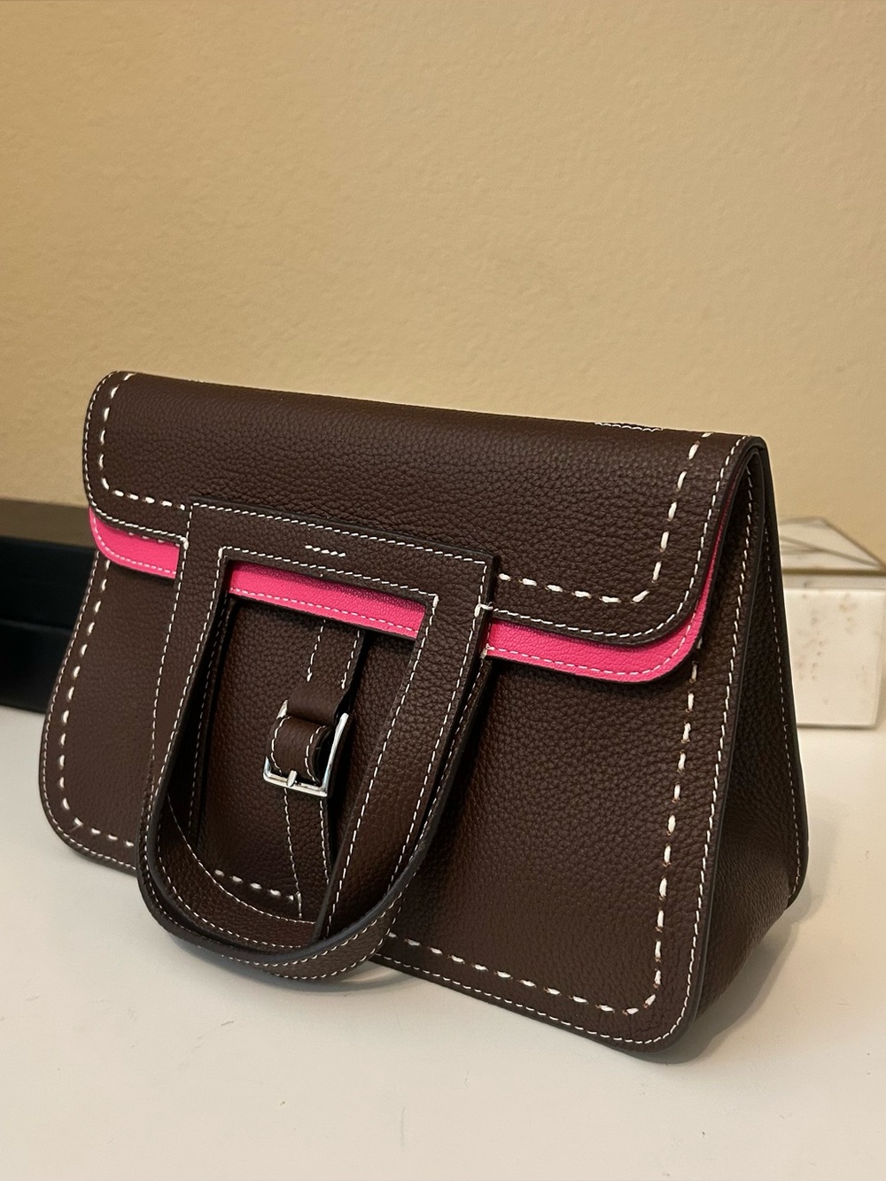 Front Buckle Leather Bag Ebene & Pink